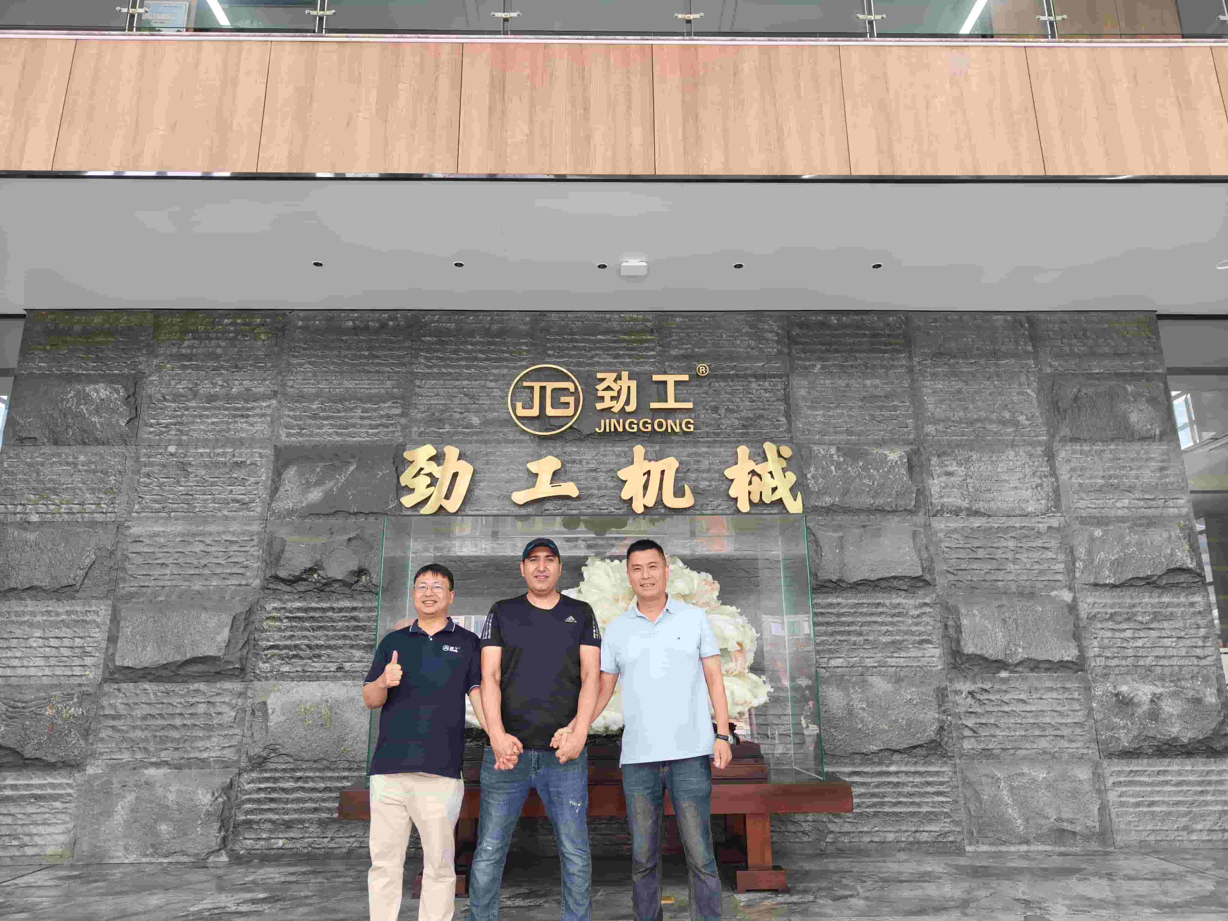 Pakistani customers visited the Jingong excavator factory