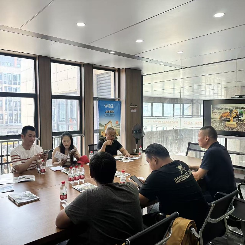 The delegation of Thai railway experts visited and inspected the efficient operation of railway cutting machine