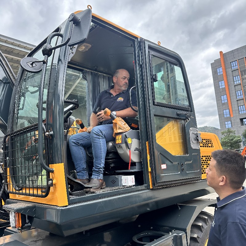 A delegation of distinguished South African customers visited Jinggong Railway Excavator Company: Deepening international cooperation and supporting global railway construction