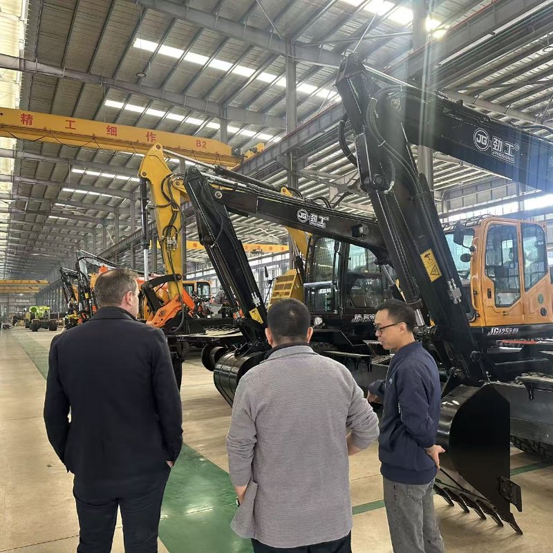 The Austrian customer delegation visited jinggong Railway Excavator Company for inspection and exchange
