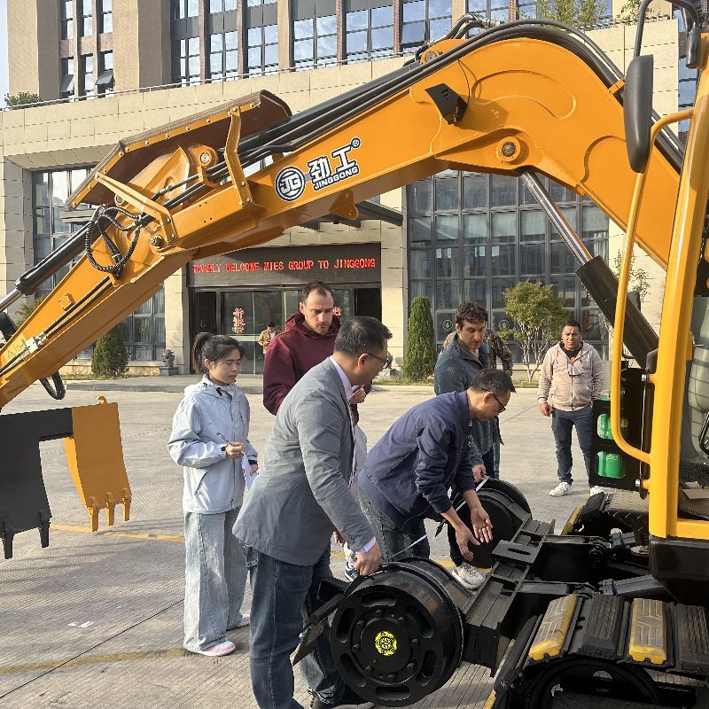 The Chilean railway delegation visited Jinggong Railway Machinery Co., Ltd. to deepen cooperation in the South American market.