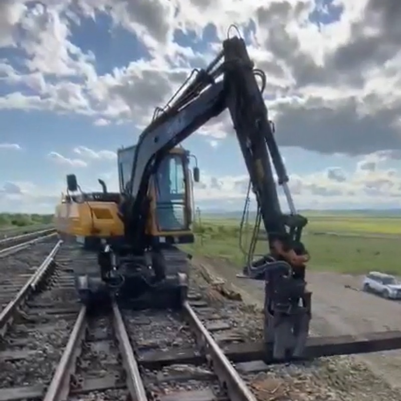 Russian customers share construction videos to witness the excellent performance of railway pillow changer on Russian Railway