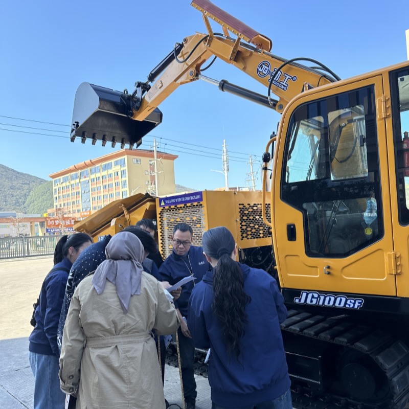 Indonesian Delegation Inspects JG100SF Railway Screening Machine at Jinggong Excavator