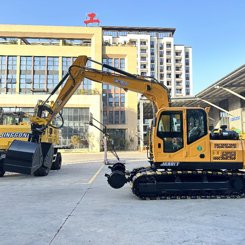 Jinggong JG80LT: Reliable Tracked Excavator with Clamshell Bucket for Railway Work