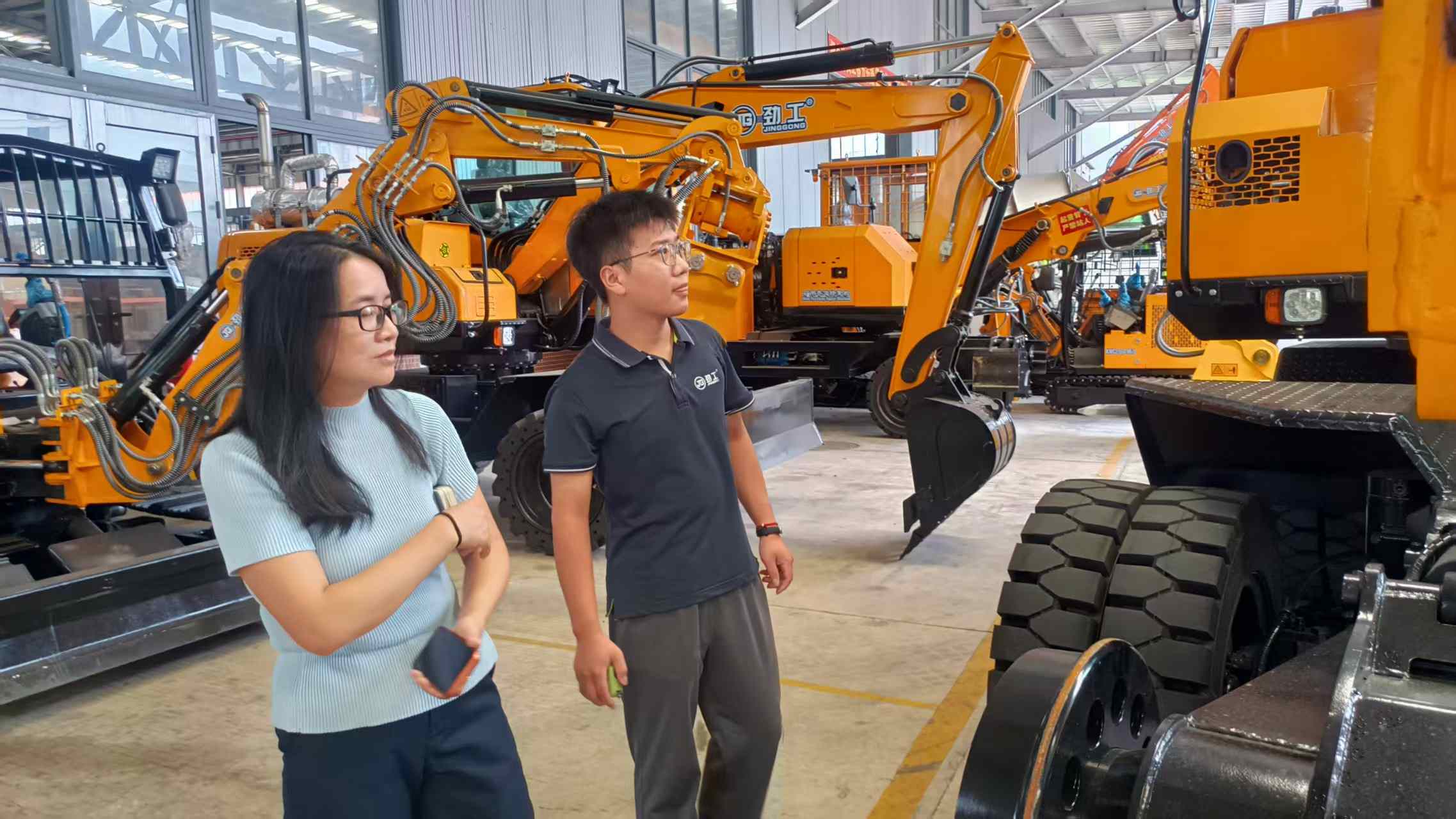 Russian Client Visits Quanzhou JINGGONG Machinery for On‑site Machine Inspection & Mining Excavator Technical Discussion